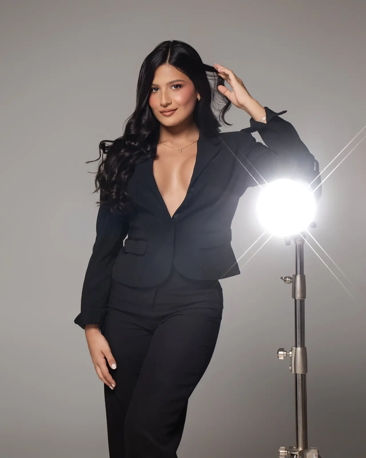 Sharaith Rojas · Sesión de estudio, traje negro